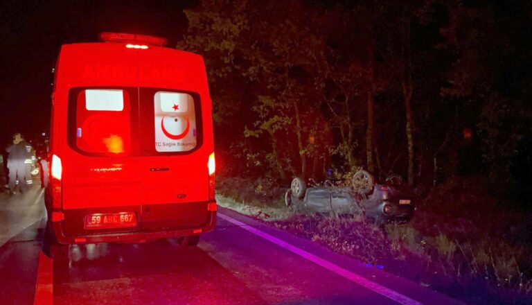 Tekirdağ’da yoldan çıkarak takla atan otomobilde, 3 kişi yaralandı | Çorlu’da Haber