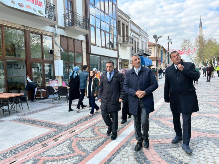 Vali Sezer’den sokak sağlıklaştırması çalışmalarının devam ettiği Saraçlar Caddesi’nde inceleme