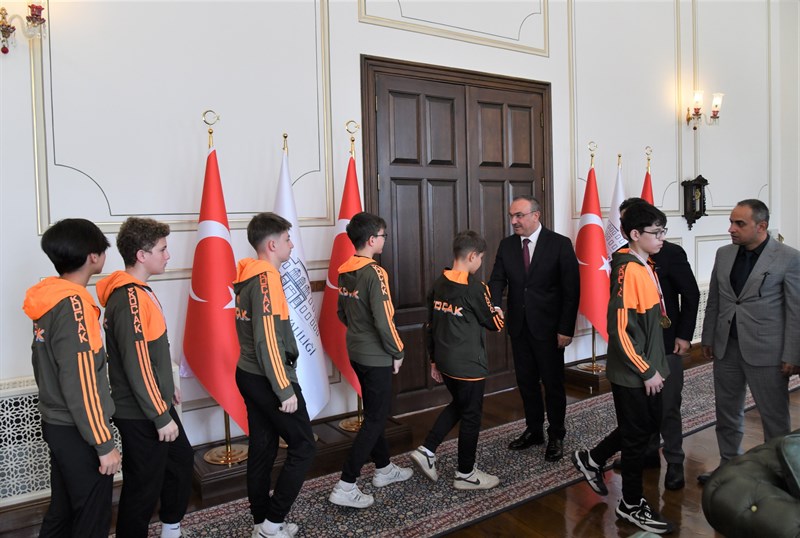 Vali Soytürk Başarılı Sporcuları Makamında Kabul Etti Vali Soytürk Başarılı Sporcuları Makamında Kabul Etti