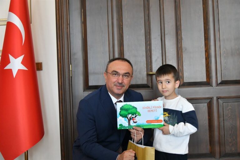 Vali Soytürk Kitap Kurdu Çocuk ve Yetişkinleri Makamında Kabul Etti