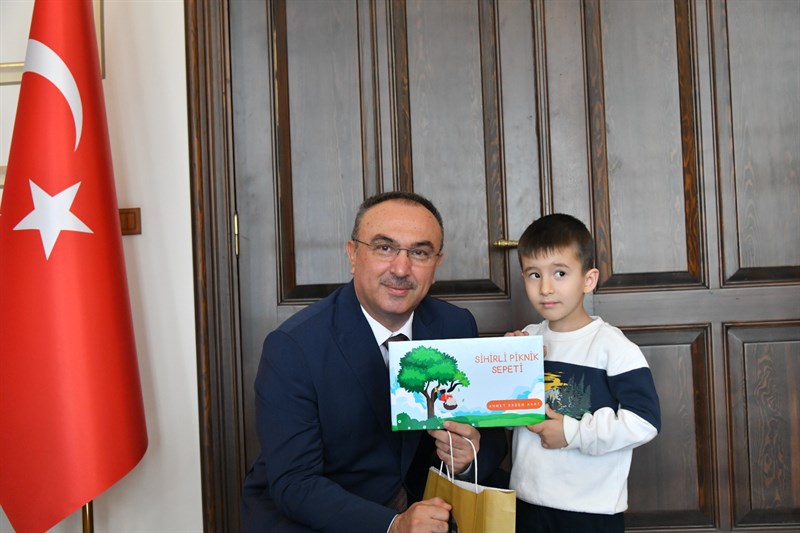 Vali Soytürk Kitap Kurdu Çocuk ve Yetişkinleri Makamında Kabul Etti Vali Soytürk Kitap Kurdu Çocuk ve Yetişkinleri Makamında Kabul Etti