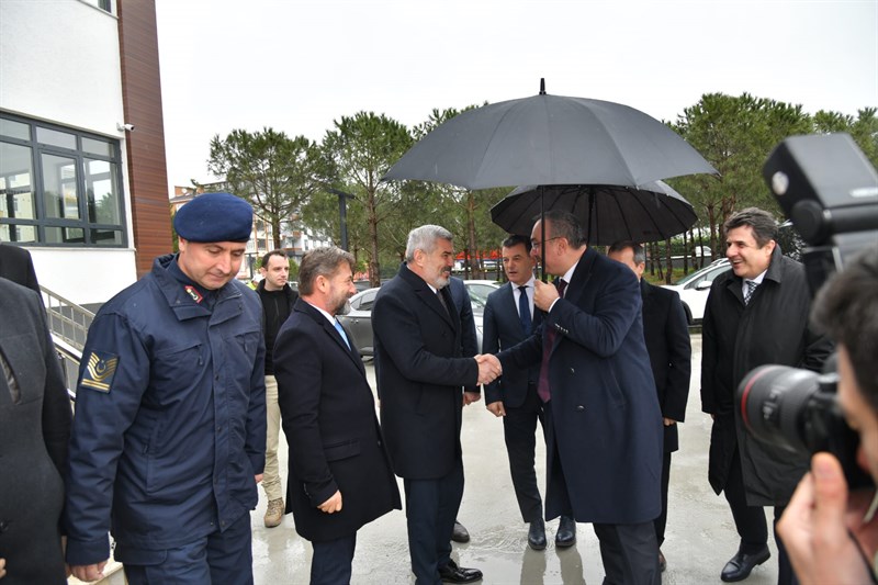Vali Soytürk Yeni Yapılan Okulda İlk Ders Zilini Çaldı Vali Soytürk Yeni Yapılan Okulda İlk Ders Zilini Çaldı