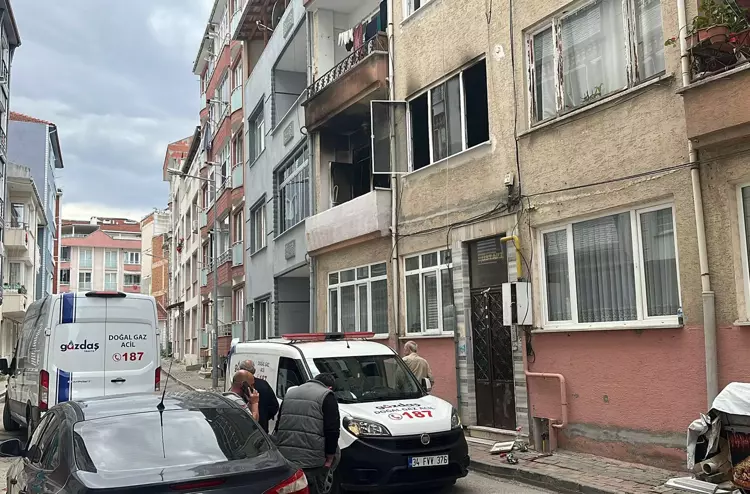 Evini ve Otomobilini Yaktı, Birlikte Yaşadığı Kadını Öldürüp İntihar Etti