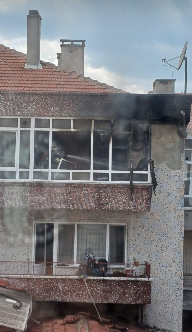 Çıkan Yangında 3’ü Çocuk 5 Kişi Kurtarıldı
