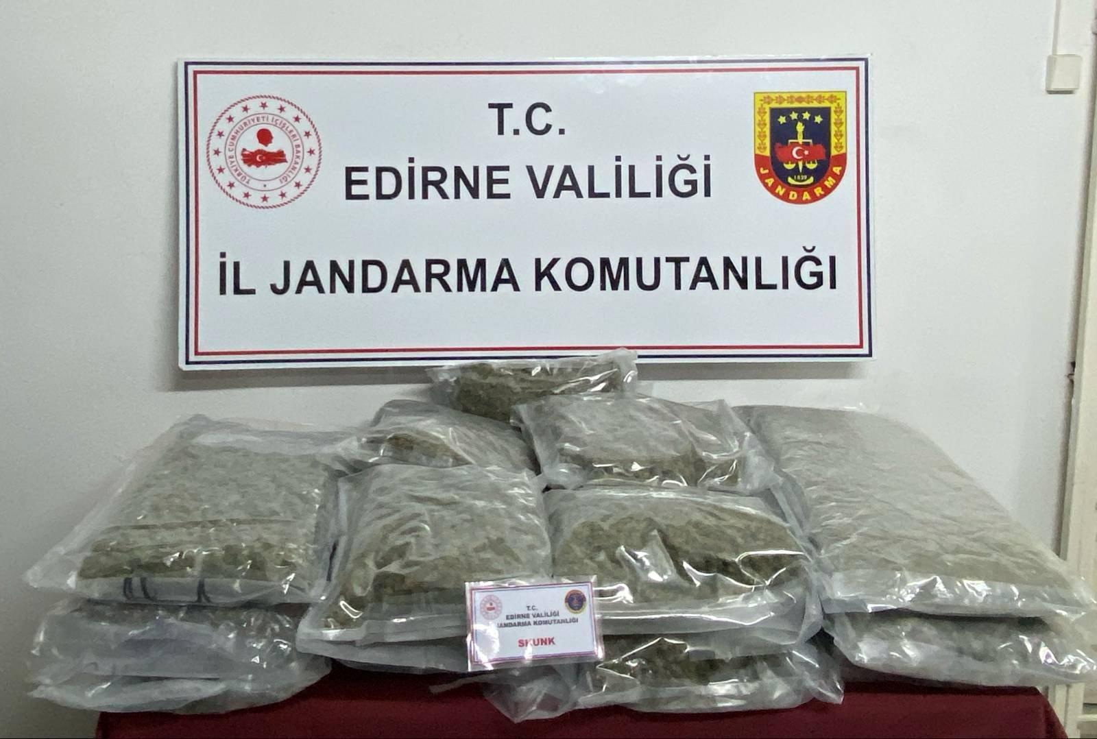 Aracında 16,5 kilo uyuşturucu ele geçirilen sürücü gözaltında Aracında 16,5 kilo uyuşturucu ele geçirilen sürücü gözaltında