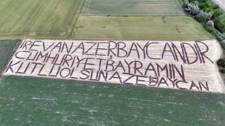 Azerbaycan’ın bağımsızlık gününü tarlasına yazdığı yazıyla kutladı