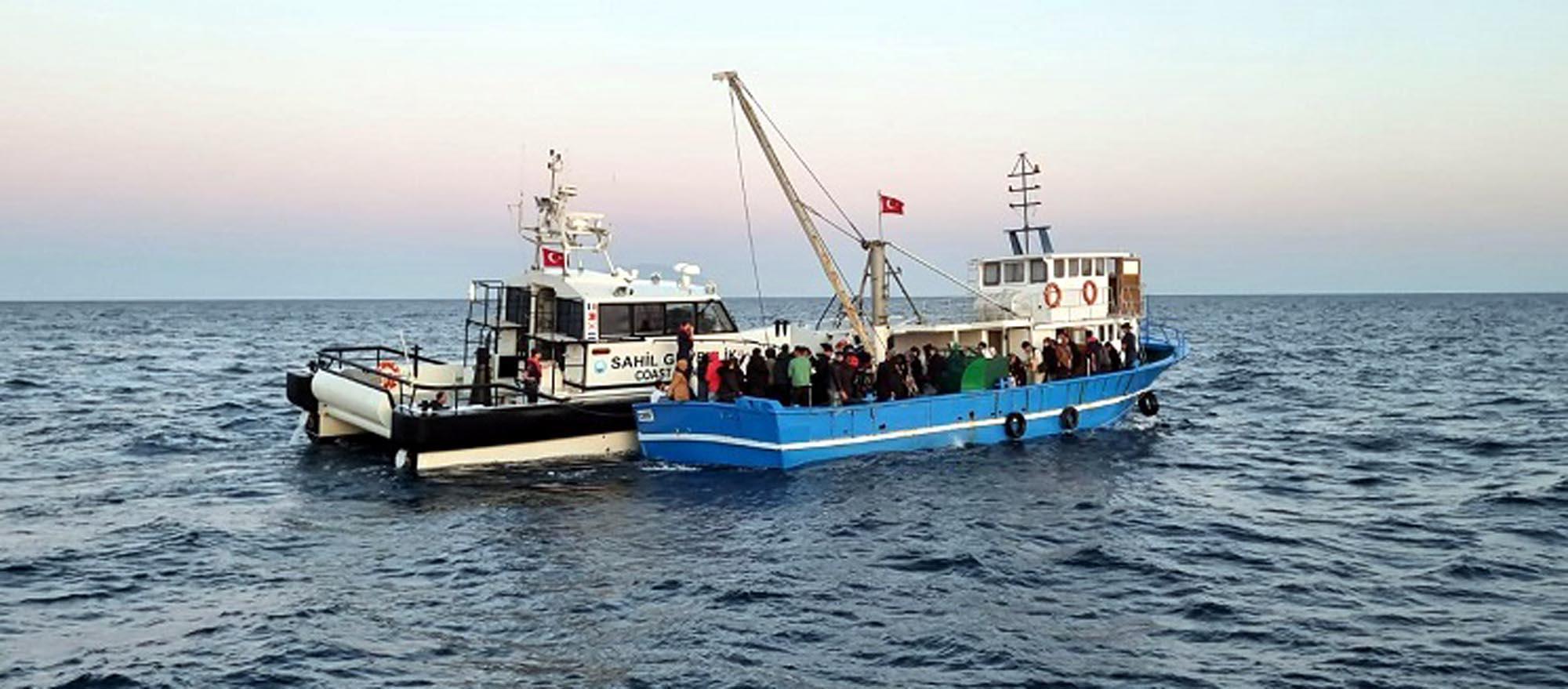 Balıkçı teknesinde 92 kaçak göçmen yakalandı Balıkçı teknesinde 92 kaçak göçmen yakalandı