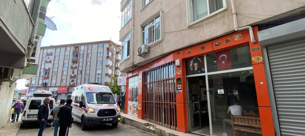 CAMDAN DÜŞEN ÇOCUK YARALANDI CAMDAN DÜŞEN ÇOCUK YARALANDI