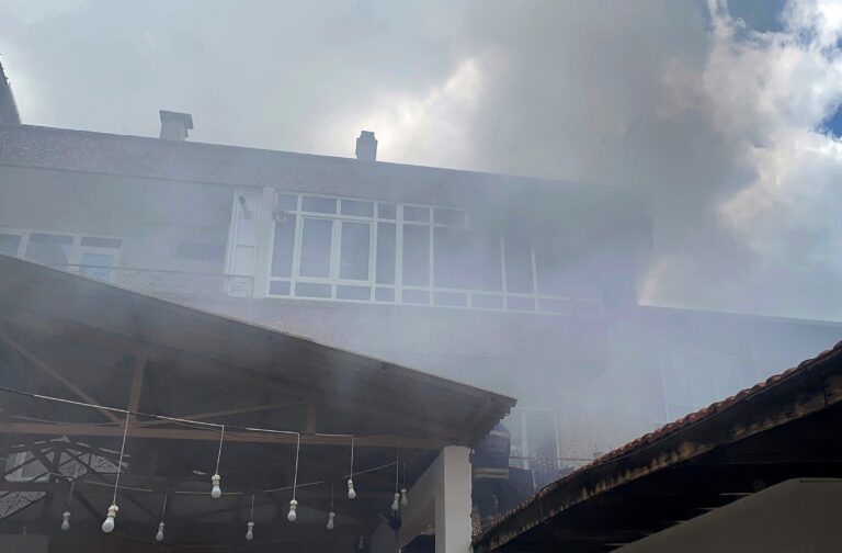 Çorlu’da 3 katlı apartmanda yangın: 5 kişi dumandan etkilendi | Çorlu’da Haber