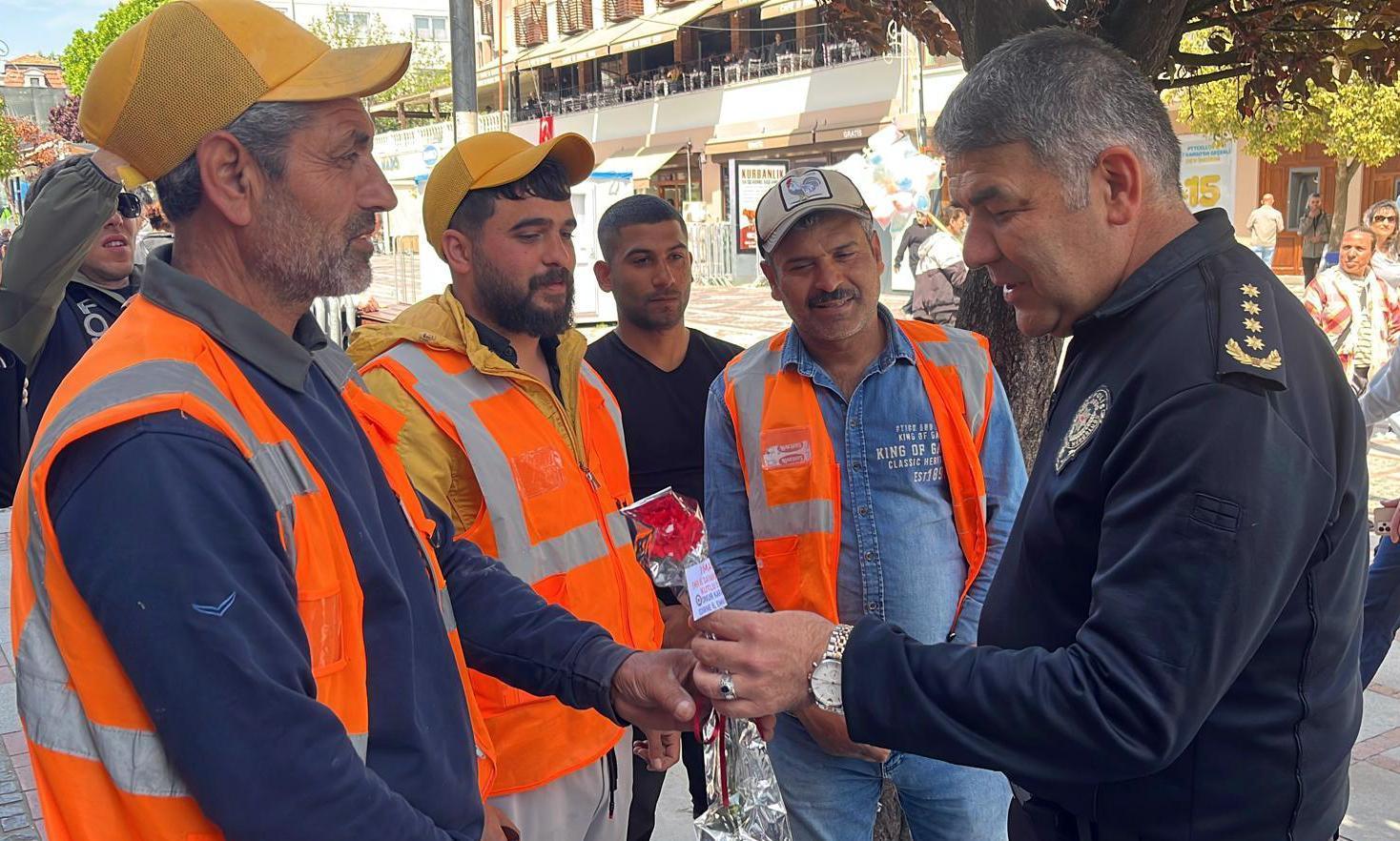 Edirne Emniyet Müdürü Karaburun, işçilere karanfil dağıttı Edirne Emniyet Müdürü Karaburun, işçilere karanfil dağıttı