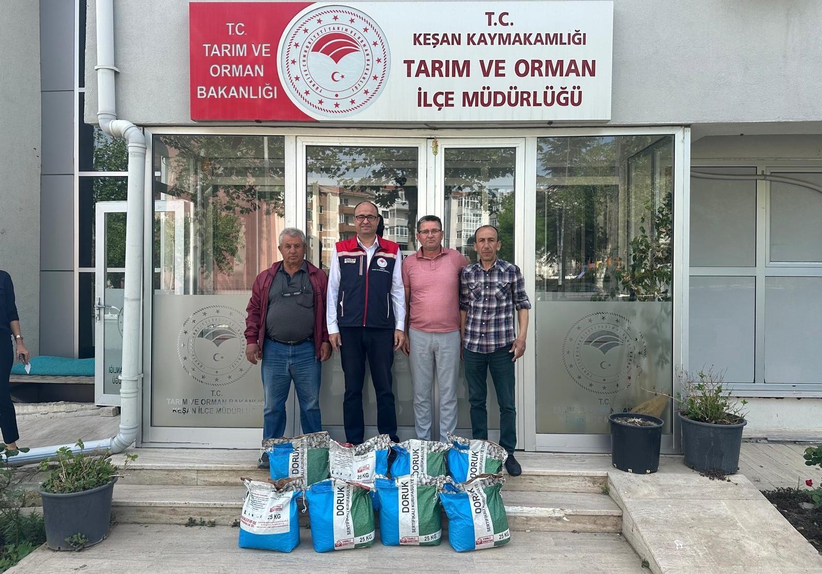 Edirne’de 73 üreticiye yüzde 75 hibeli kuru fasulye tohumu verildi Edirne’de 73 üreticiye yüzde 75 hibeli kuru fasulye tohumu verildi