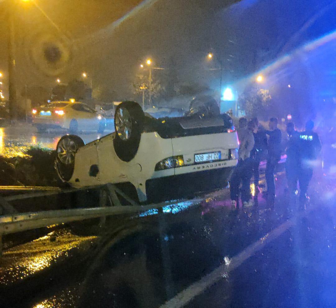 Edirne’de bariyere çarpan otomobildeki 3 kişi yaralandı; kaza kamerada Edirne’de bariyere çarpan otomobildeki 3 kişi yaralandı; kaza kamerada