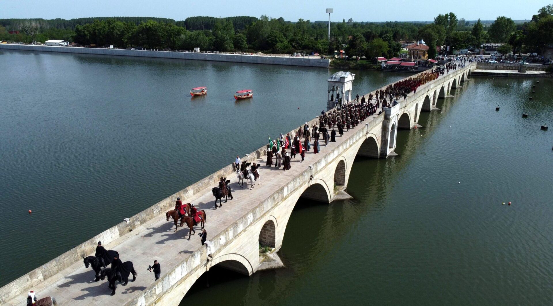 Edirne’de fetih ruhu; şahi topları eşliğinde Meriç Köprüsü’nden geçtiler Edirne’de fetih ruhu; şahi topları eşliğinde Meriç Köprüsü’nden geçtiler