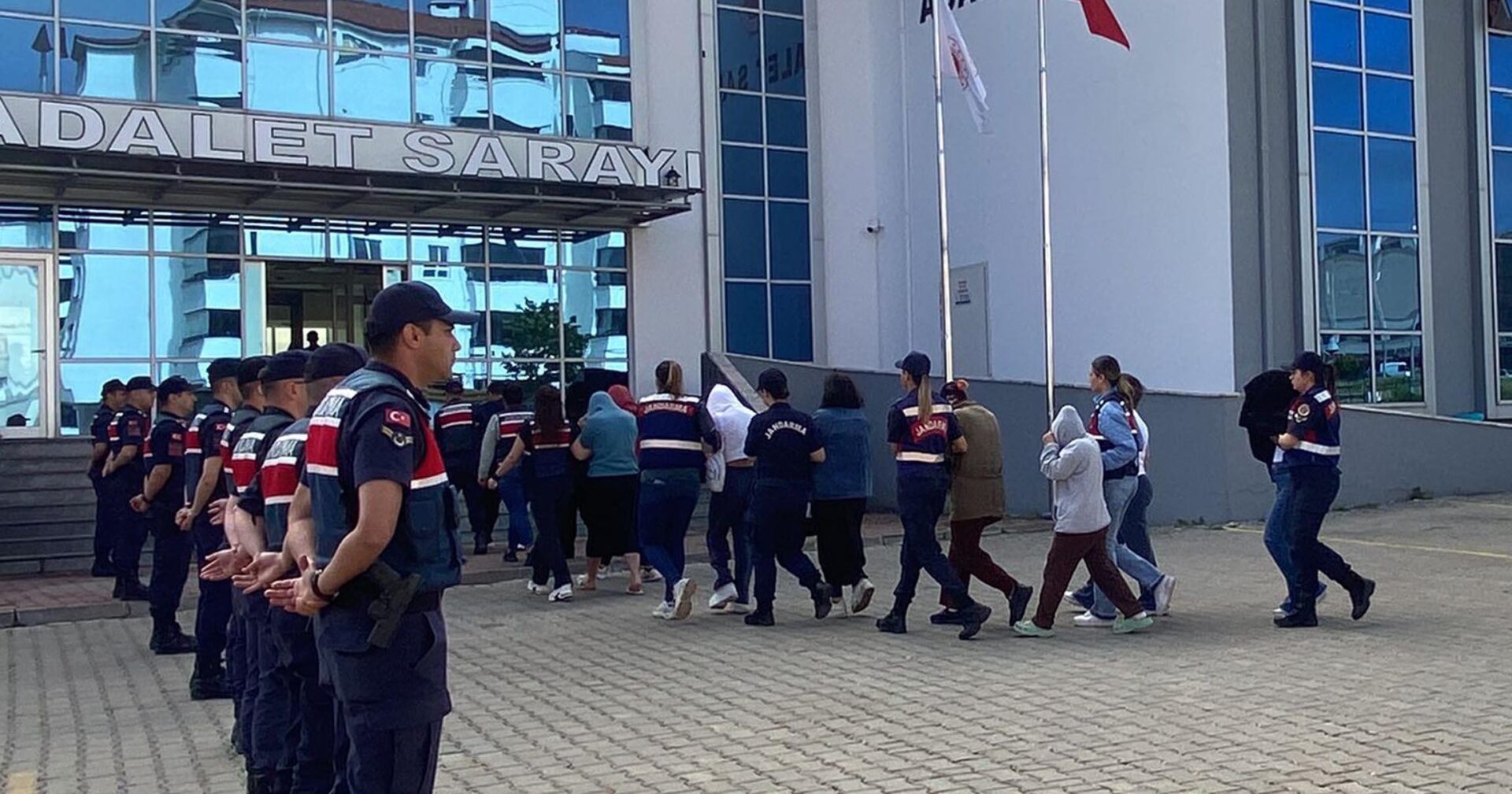 Edirne’de ‘fuhuş’ operasyonu; 10 gözaltı Edirne’de ‘fuhuş’ operasyonu; 10 gözaltı