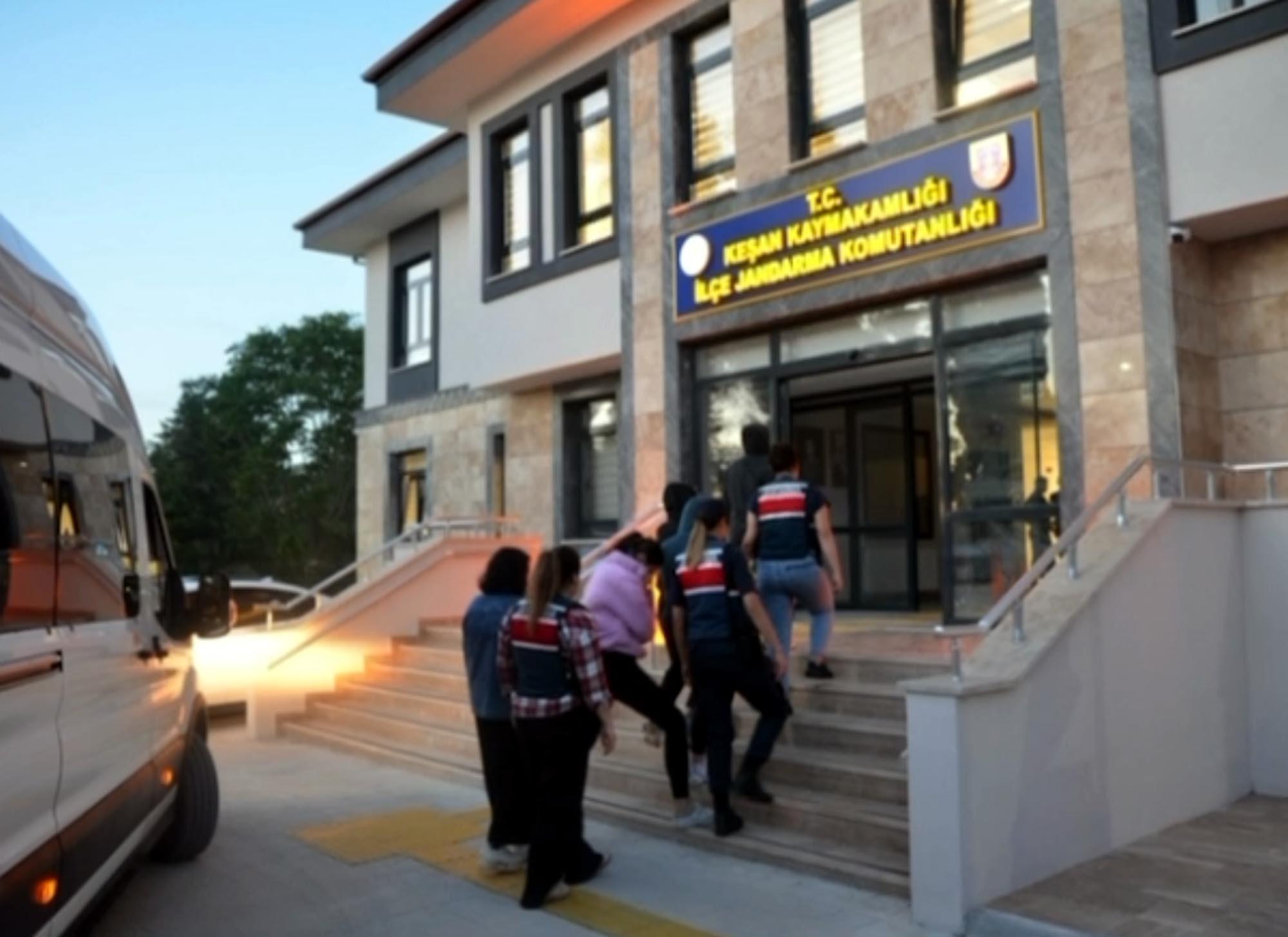 Edirne’de ‘fuhuş’ operasyonunda 7 gözaltı; 11 kadın kurtarıldı Edirne’de ‘fuhuş’ operasyonunda 7 gözaltı; 11 kadın kurtarıldı