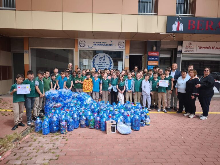 Edirne’de ilkokul öğrencileri 10 bin mavi kapak topladı