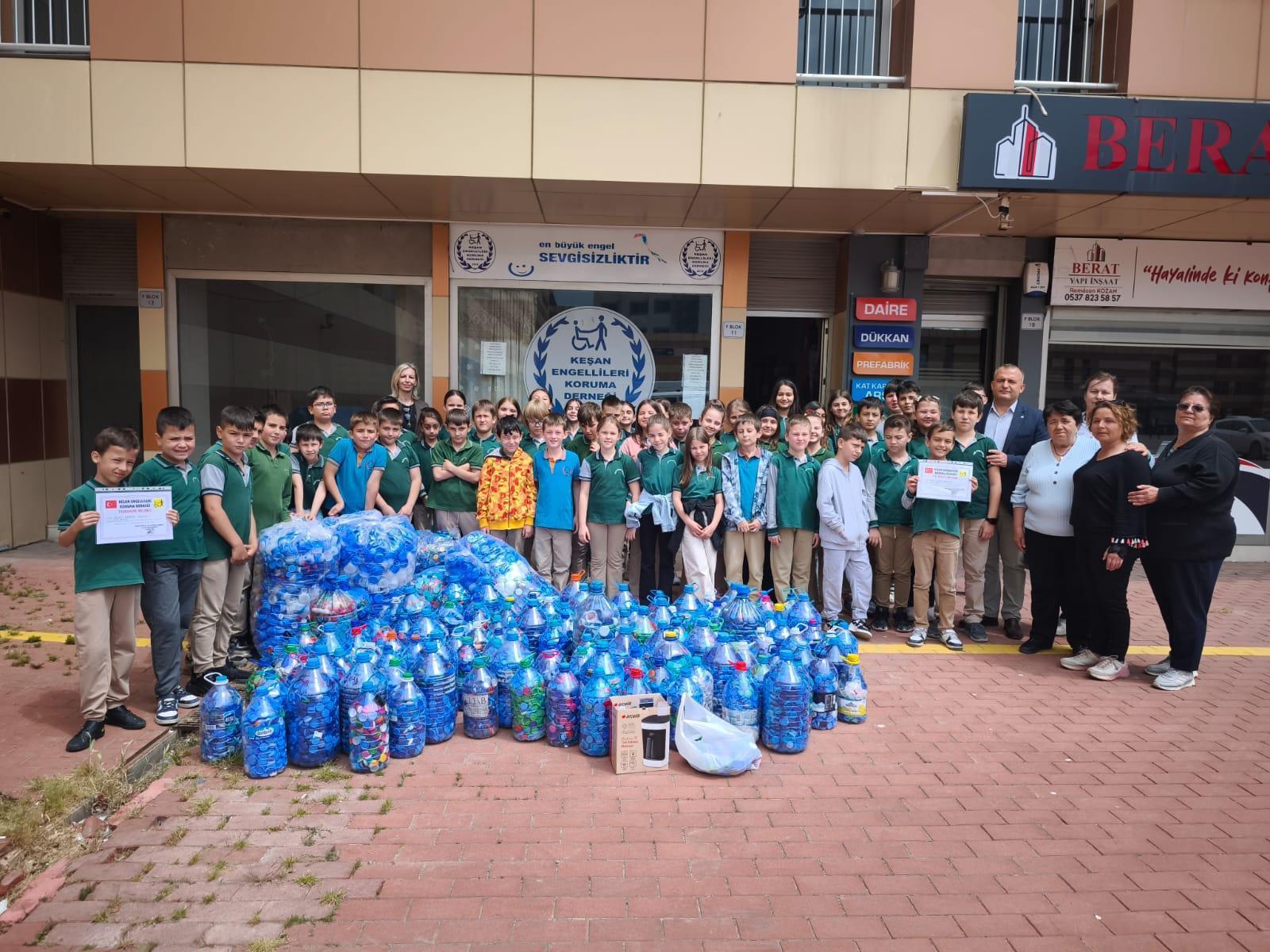 Edirne’de ilkokul öğrencileri 10 bin mavi kapak topladı Edirne’de ilkokul öğrencileri 10 bin mavi kapak topladı