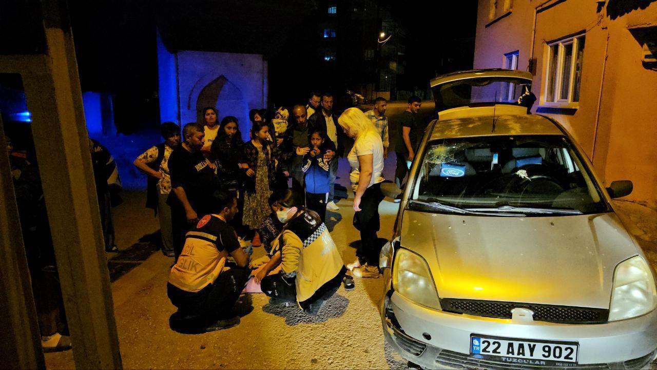 Edirne’de otomobil elektrik direğine çarptı; 2 yaralı Edirne’de otomobil elektrik direğine çarptı; 2 yaralı