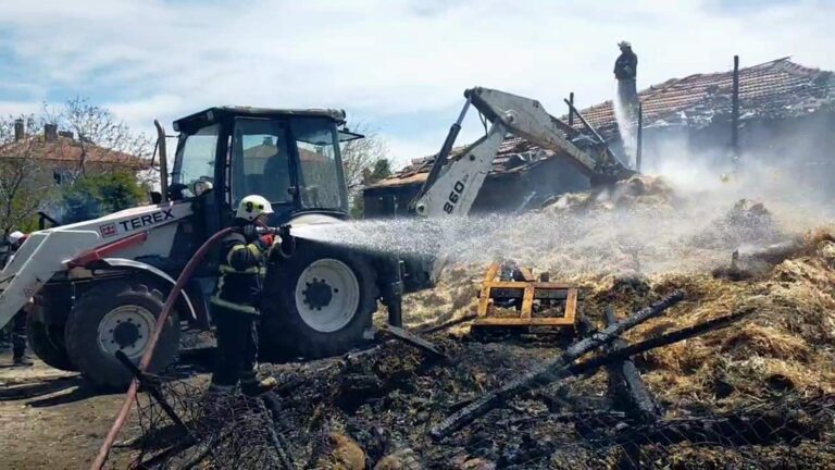 Edirne’de saman balyalarındaki yangın, eve sıçradı