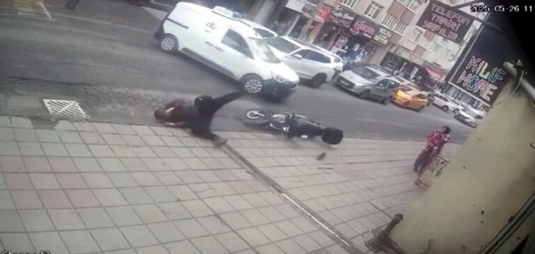 Hafif ticari araç ile motosikletin çarptığı kaza kamerada | Çorlu’da Haber