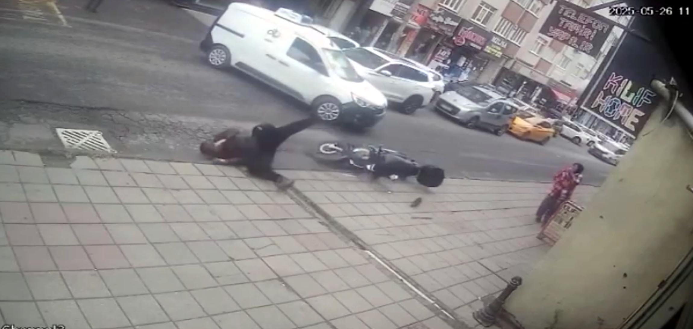 Hafif ticari araç ile motosikletin çarptığı kaza kamerada | Çorlu’da Haber Hafif ticari araç ile motosikletin çarptığı kaza kamerada | Çorlu’da Haber
