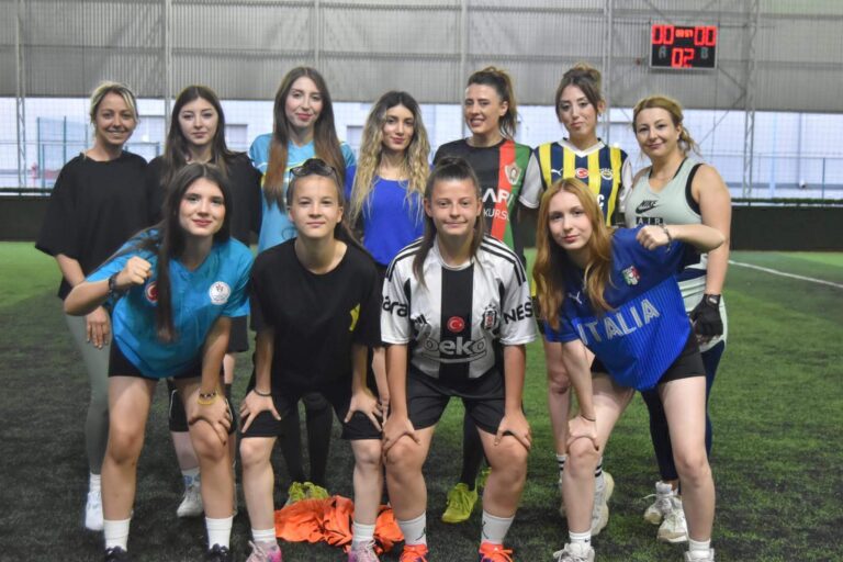 Kadınlar halı sahada futbol oynayıp stres attı