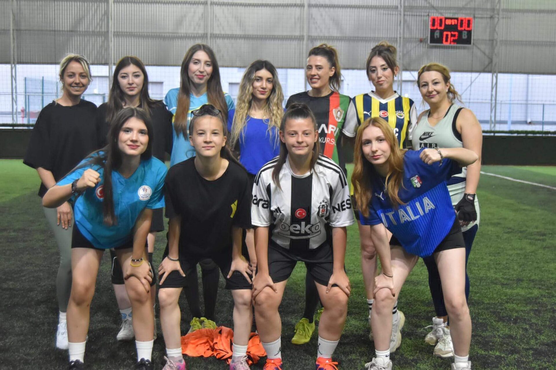 Kadınlar halı sahada futbol oynayıp stres attı Kadınlar halı sahada futbol oynayıp stres attı