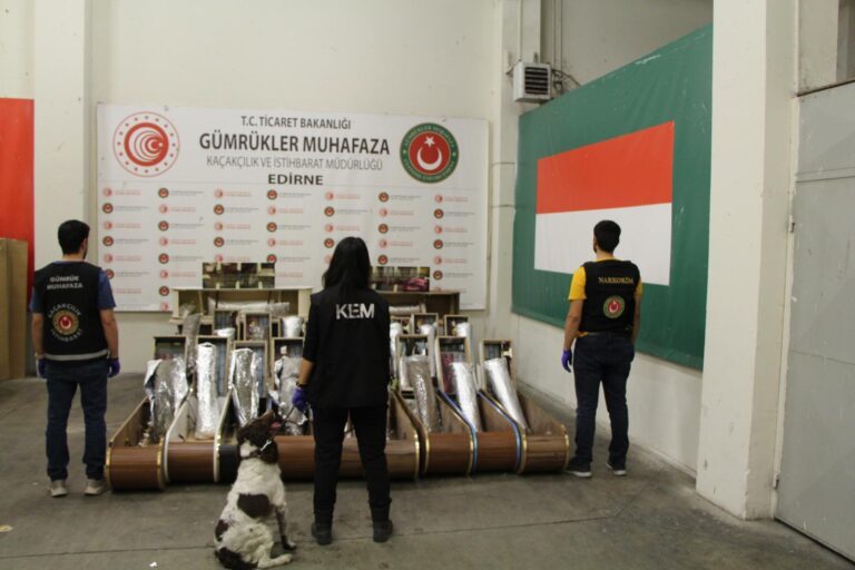 Kapıkule’de mobilya yüklü minibüste 49 kilo 866 gram esrar ele geçirildi
