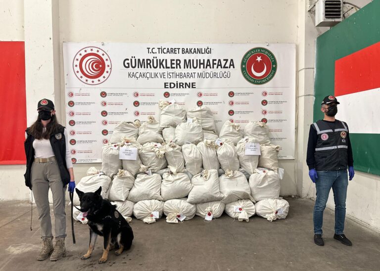 Kapıkule’de otobüsteki 234 kilo esrarı, narkotik köpeği Turbo buldu