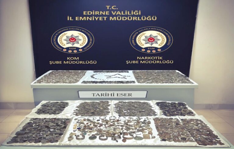 Kapıkule’de TIR’da 12 bin 770 parça tarihi eser ele geçirildi