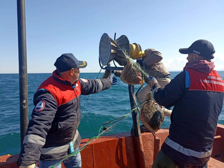 Karadeniz’e kaçak kalkan avı için bırakılan 44 bin metre ağ toplandı