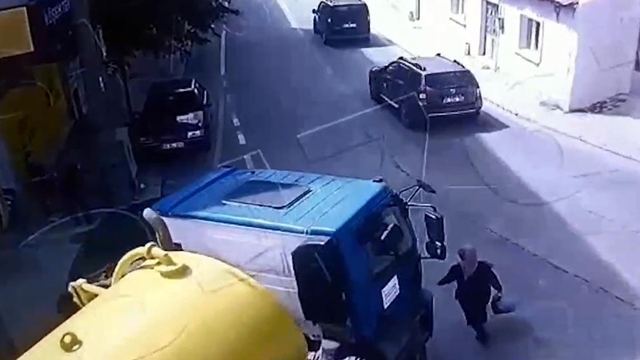 Ölümlü Kaza Kamerada: Vidanjörün Altında Kaldı