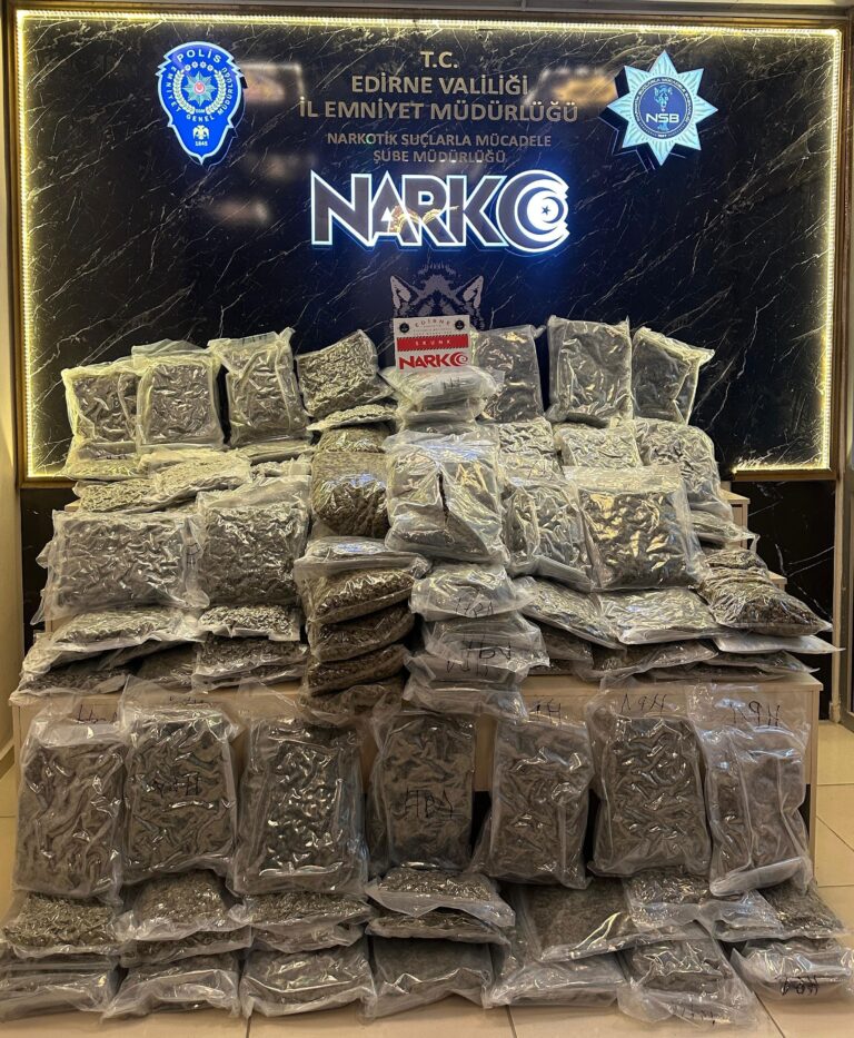 TIR’lardaki 128 kilo uyuşturucuyu ‘Carlos’ buldu
