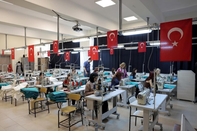 Trakya Üniversitesi’nde öğrenciler, ameliyathane için tekstil malzemeleri üretiyor
