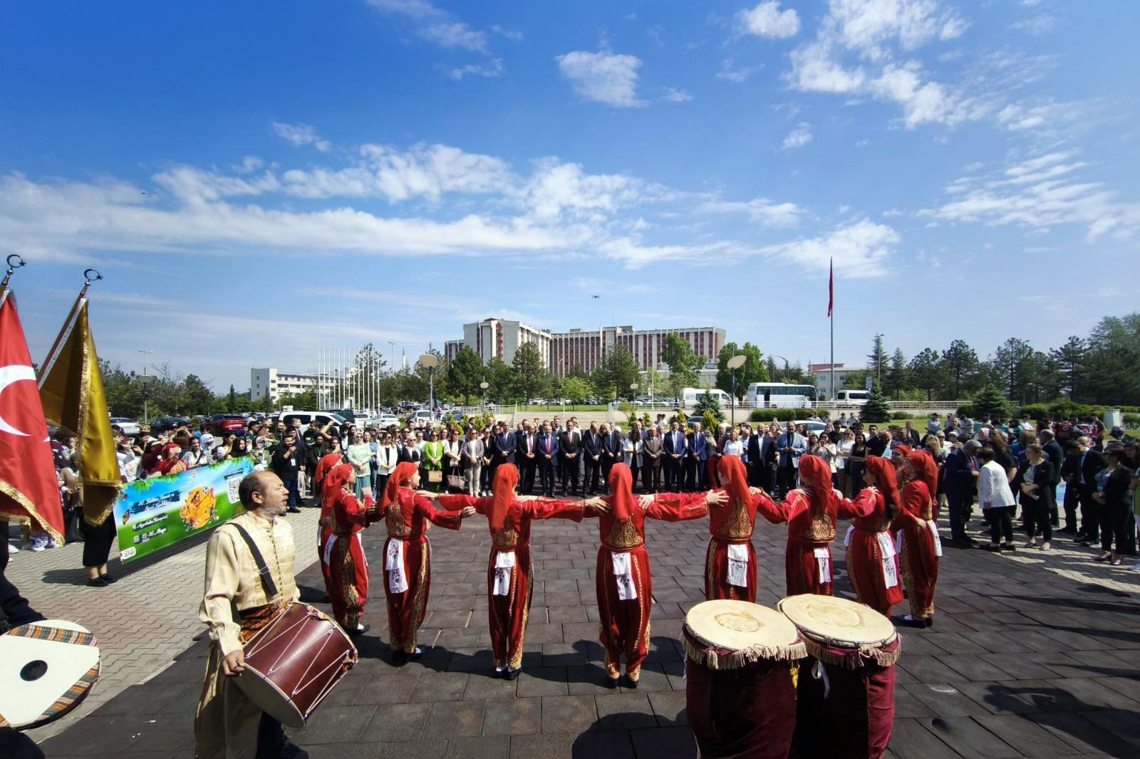 TÜ’de bahar şenlikleri renkli görüntülerle başladı TÜ’de bahar şenlikleri renkli görüntülerle başladı