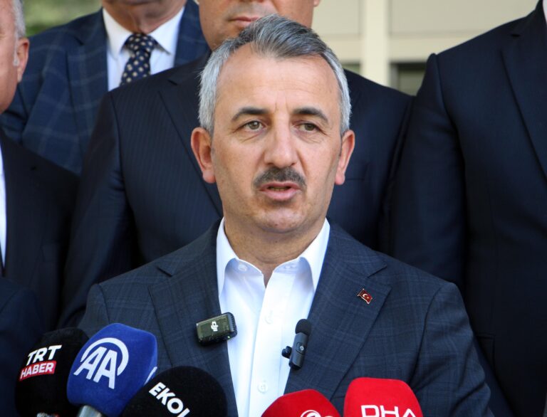 Vali Sezer: Gurbetçi vatandaşlarımızın giriş ve çıkış sürelerini azaltmaya çalışıyoruz