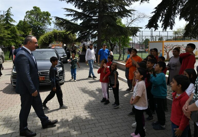 Vali Soytürk 13 Kasım Ortaokulunu Ziyaret Etti