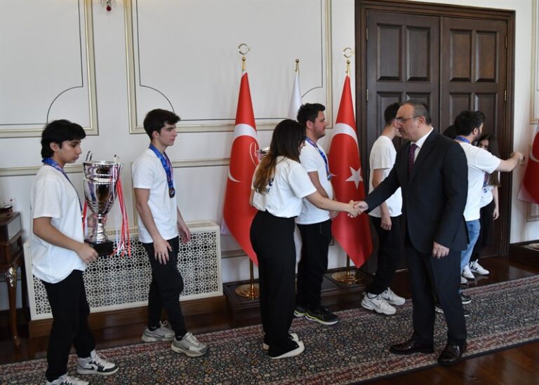 Vali Soytürk Başarılı Serbest Dalış Sporcularını Makamında Kabul Etti