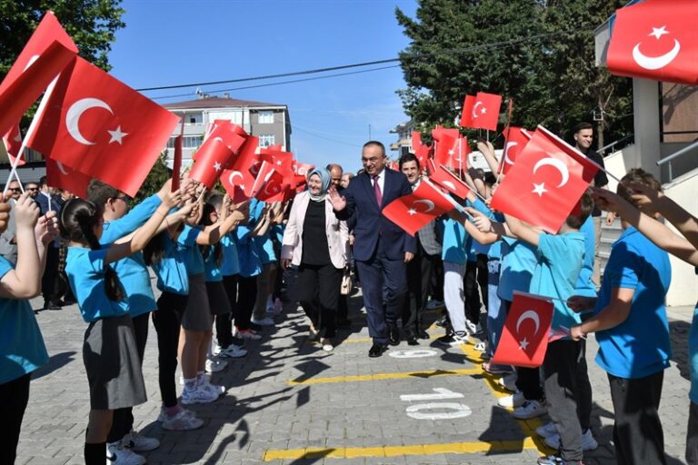 Vali Soytürk Dünya Oyun Oynama Günü’nde Öğrencilerle Oyun Oynadı