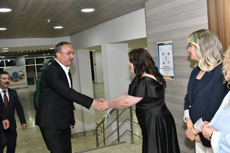 Vali Soytürk ve Eşi Nurdan Soytürk Yazar Melike Kubas Öztürk’ün İmza Günü’ne Katıldı