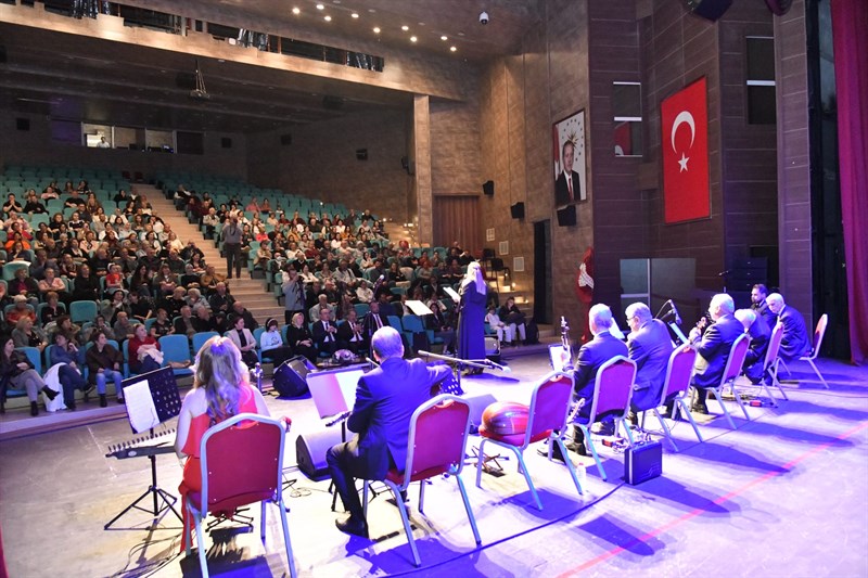 Vali Soytürk ve Nurdan Soytürk “Hekimlerden Bir Bahar Akşamı Konseri”ne Katıldı Vali Soytürk ve Nurdan Soytürk “Hekimlerden Bir Bahar Akşamı Konseri”ne Katıldı