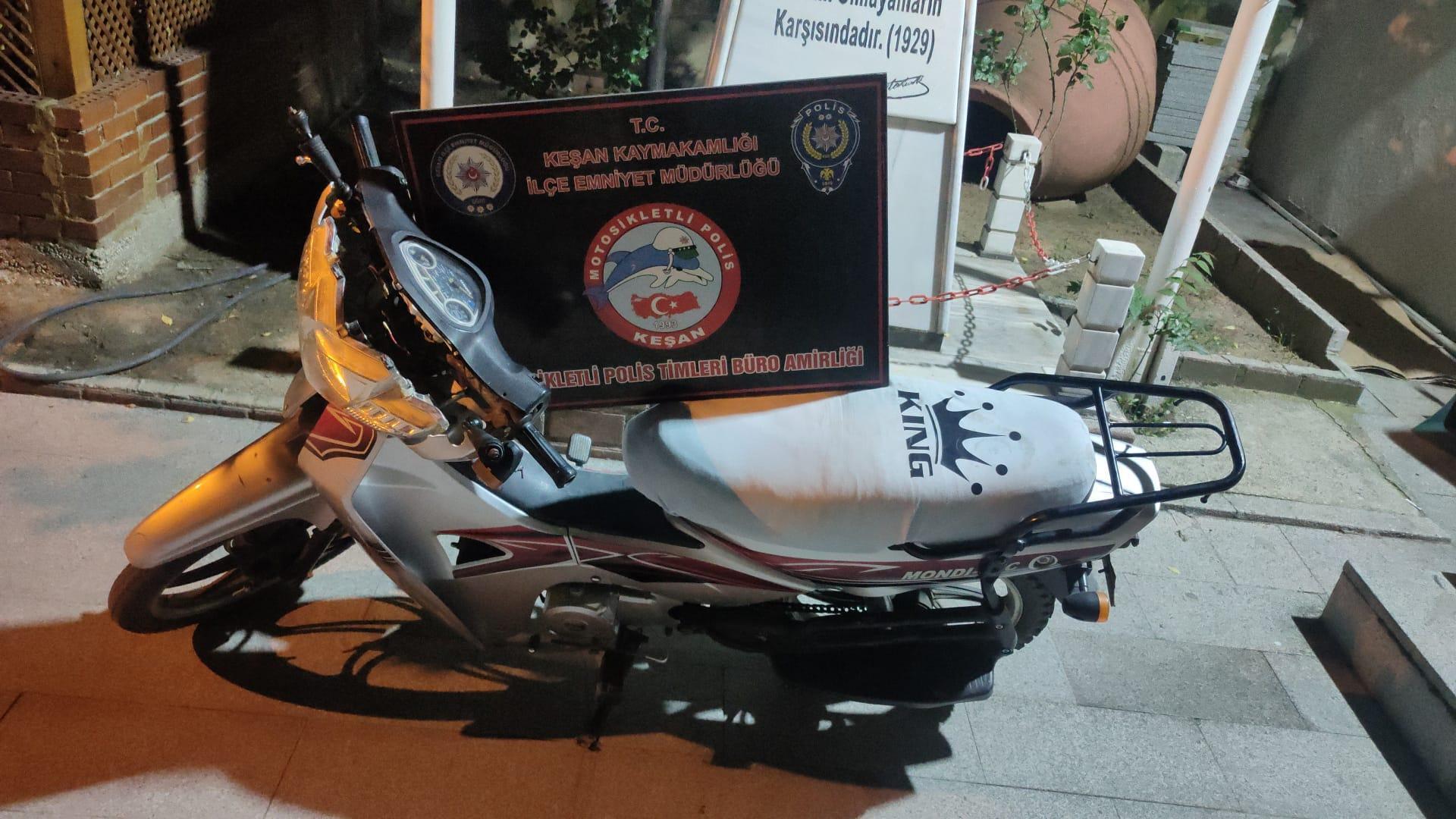 Yayaya çarpıp kaçan motosikletli kameraya yakalandı (2) Yayaya çarpıp kaçan motosikletli kameraya yakalandı (2)