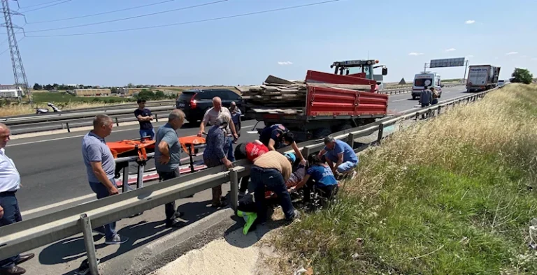 TIR, Traktöre Çarptı: 2 yaralı
