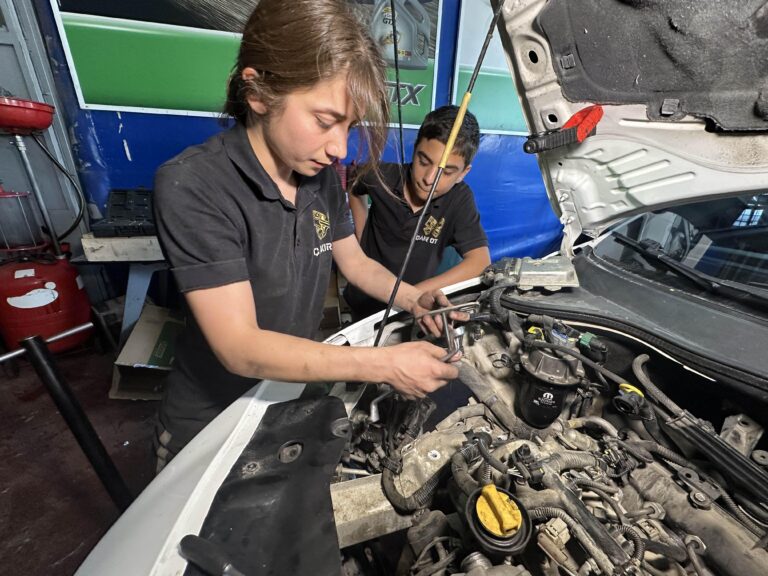 Araçlara meraklı İncilay, sanayide kalfa oldu; tek başına motor tamir ediyor