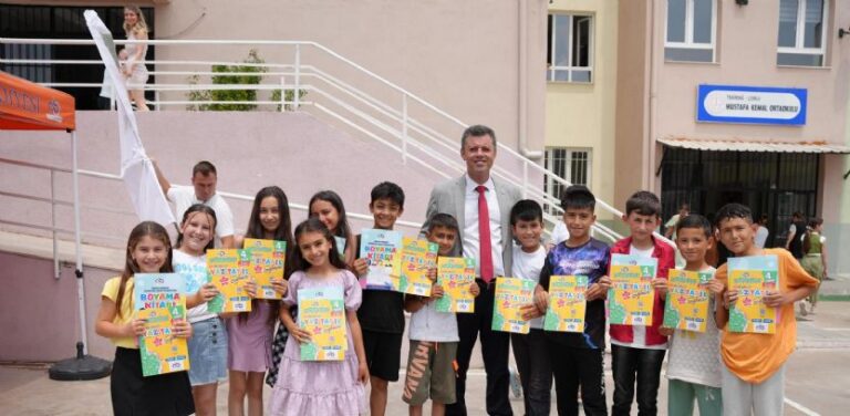 Başkan Sarıkurt´tan Öğrencilere Karne Hediyesi