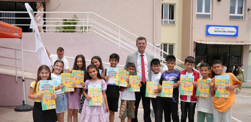 Başkan Sarıkurt´tan Öğrencilere Karne Hediyesi Başkan Sarıkurt´tan Öğrencilere Karne Hediyesi