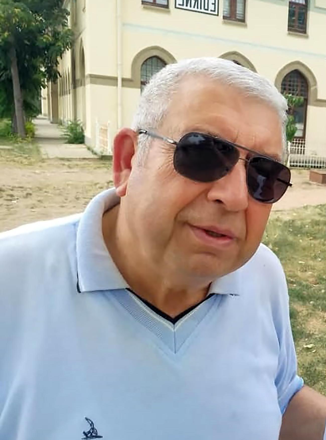 Çatı katındaki dairesinde ölü bulundu, vinçle alındı Çatı katındaki dairesinde ölü bulundu, vinçle alındı