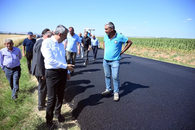 Edirne’de 25 kilometrelik köy yolunda sıcak asfalt çalışmaları sürüyor