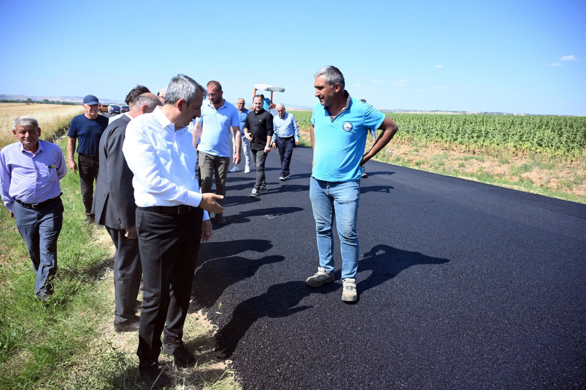 Edirne’de 25 kilometrelik köy yolunda sıcak asfalt çalışmaları sürüyor Edirne’de 25 kilometrelik köy yolunda sıcak asfalt çalışmaları sürüyor