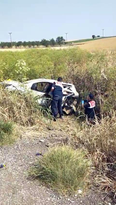 Aynı Yöne Giden Otomobiller Çarpıştı; 1 Ölü, 1 Yaralı